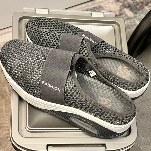 𝓖𝓻𝓪𝔂 𝓦𝓸𝓶𝓮𝓷'𝓢 𝓼𝓛𝓲𝓹-𝓞𝓷 𝓜𝓾𝓛𝓮𝓢 - Picture 2 of 4